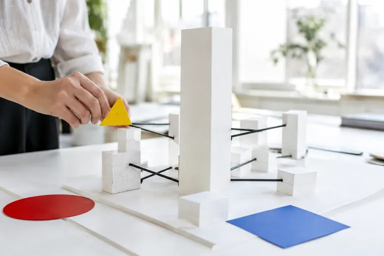 Maquette blanche avec un pilier central relié à des blocs plus petits