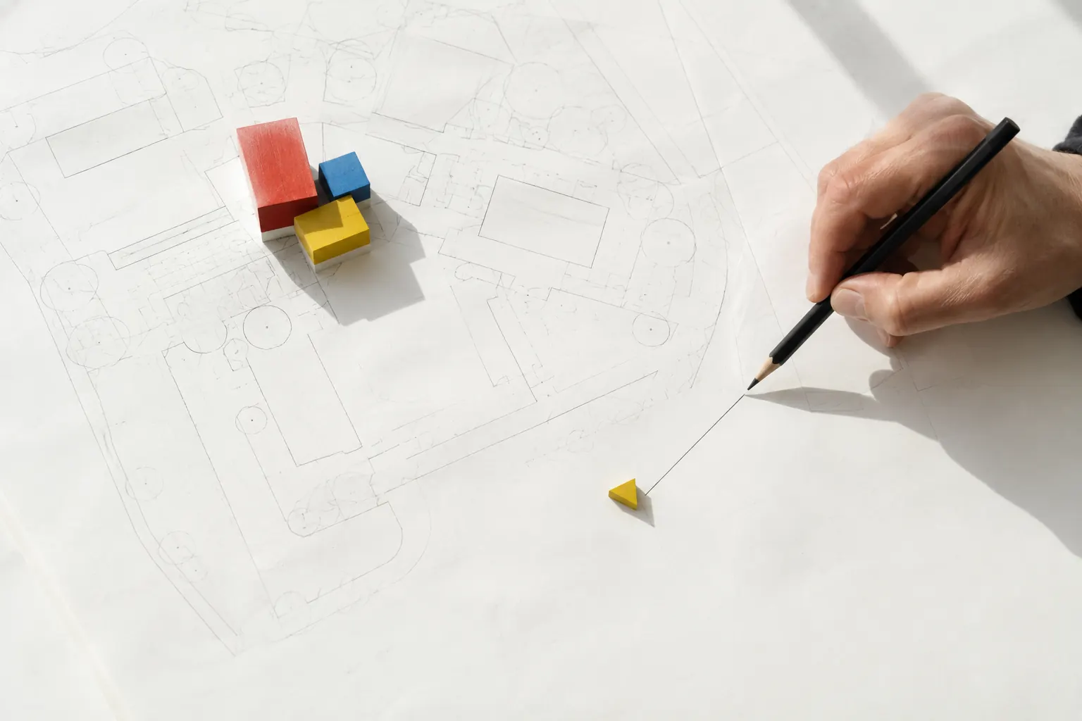 Main reliant au crayon un bloc isolé au reste d’un plan, image de la recherche des pages orphelines d’un site